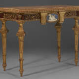 A PAIR OF NORTH ITALIAN GILTWOOD, FAUX PORPHYRY, LAPIS LAZULI AND MARBLE-MOUNTED CONSOLES - Foto 7