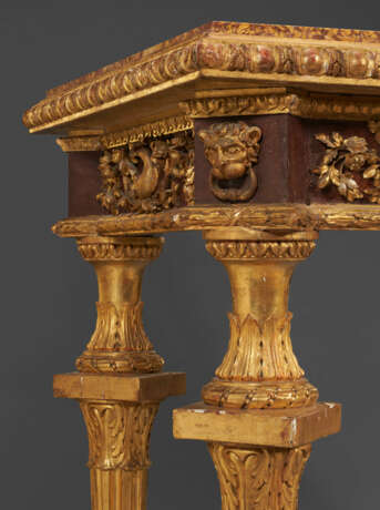A PAIR OF NORTH ITALIAN GILTWOOD, FAUX PORPHYRY, LAPIS LAZULI AND MARBLE-MOUNTED CONSOLES - Foto 8