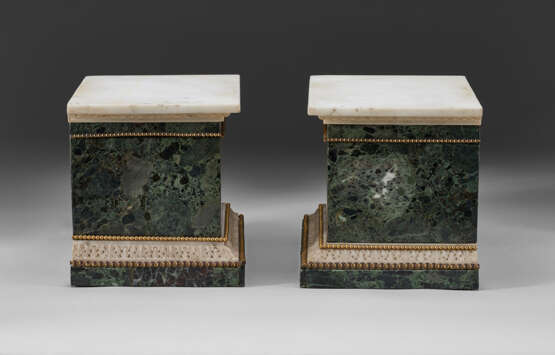A PAIR OF ITALIAN GILT-BRONZE-MOUNTED VERDE ANTICO AND WHITE MARBLE STANDS - Foto 2