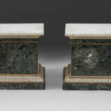 A PAIR OF ITALIAN GILT-BRONZE-MOUNTED VERDE ANTICO AND WHITE MARBLE STANDS - Foto 2