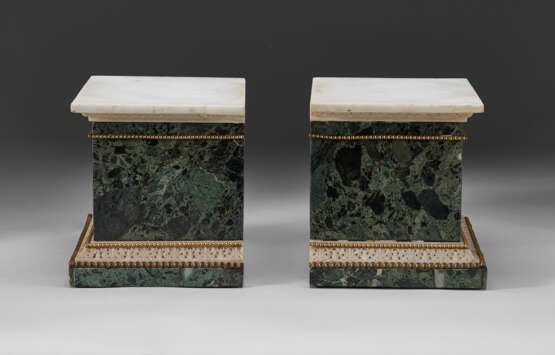A PAIR OF ITALIAN GILT-BRONZE-MOUNTED VERDE ANTICO AND WHITE MARBLE STANDS - Foto 3