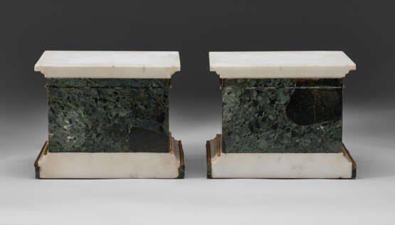 A PAIR OF ITALIAN GILT-BRONZE-MOUNTED VERDE ANTICO AND WHITE MARBLE STANDS - фото 4