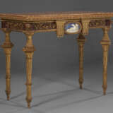 A PAIR OF NORTH ITALIAN GILTWOOD, FAUX PORPHYRY, LAPIS LAZULI AND MARBLE-MOUNTED CONSOLES - Foto 12