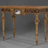 A PAIR OF NORTH ITALIAN GILTWOOD, FAUX PORPHYRY, LAPIS LAZULI AND MARBLE-MOUNTED CONSOLES - Foto 13