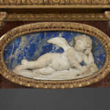 A PAIR OF NORTH ITALIAN GILTWOOD, FAUX PORPHYRY, LAPIS LAZULI AND MARBLE-MOUNTED CONSOLES - Foto 16