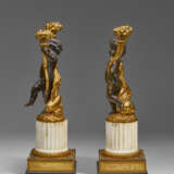 A PAIR OF LOUIS XVI ORMOLU, PATINATED-BRONZE AND WHITE MARBLE TWO-LIGHT CANDELABRA - Foto 3
