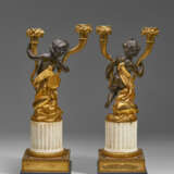 A PAIR OF LOUIS XVI ORMOLU, PATINATED-BRONZE AND WHITE MARBLE TWO-LIGHT CANDELABRA - Foto 4