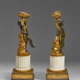 A PAIR OF LOUIS XVI ORMOLU, PATINATED-BRONZE AND WHITE MARBLE TWO-LIGHT CANDELABRA - Foto 5