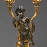 A PAIR OF LOUIS XVI ORMOLU, PATINATED-BRONZE AND WHITE MARBLE TWO-LIGHT CANDELABRA - Foto 7