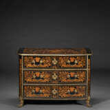 A LOUIS XIV ORMOLU-MOUNTED EBONY AND FLORAL MARQUETRY COMMODE - фото 1