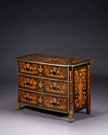A LOUIS XIV ORMOLU-MOUNTED EBONY AND FLORAL MARQUETRY COMMODE - Foto 2