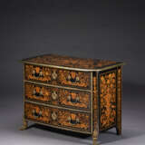 A LOUIS XIV ORMOLU-MOUNTED EBONY AND FLORAL MARQUETRY COMMODE - photo 2