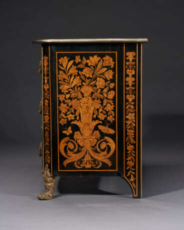 A LOUIS XIV ORMOLU-MOUNTED EBONY AND FLORAL MARQUETRY COMMODE - фото 3