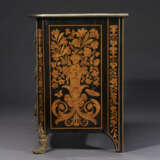 A LOUIS XIV ORMOLU-MOUNTED EBONY AND FLORAL MARQUETRY COMMODE - Foto 3