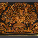 A LOUIS XIV ORMOLU-MOUNTED EBONY AND FLORAL MARQUETRY COMMODE - Foto 4