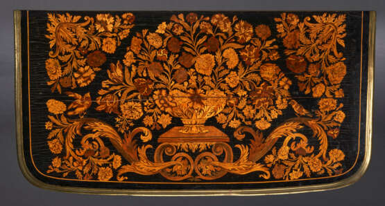 A LOUIS XIV ORMOLU-MOUNTED EBONY AND FLORAL MARQUETRY COMMODE - фото 4