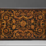 A NORTH ITALIAN EBONY, FRUITWOOD AND MARQUETRY CASKET - Foto 2