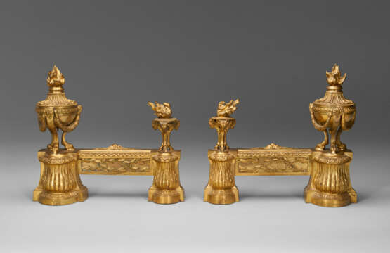 A PAIR OF FRENCH ORMOLU CHENETS - фото 2