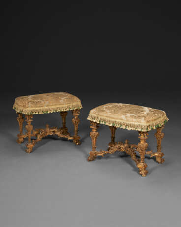A PAIR OF NORTH ITALIAN GILTWOOD TABOURETS - фото 1