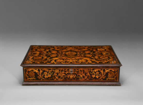 A NORTH ITALIAN EBONY, FRUITWOOD AND MARQUETRY CASKET - Foto 5