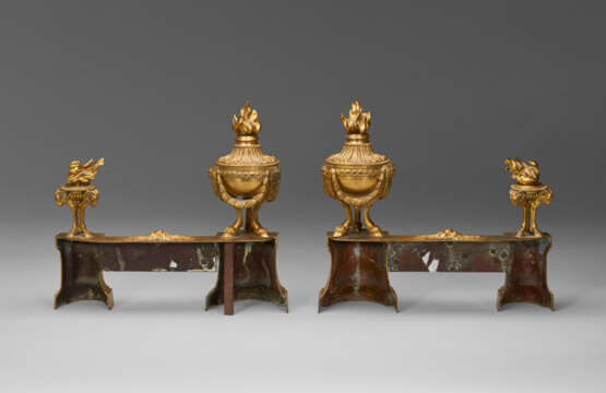 A PAIR OF FRENCH ORMOLU CHENETS - photo 3