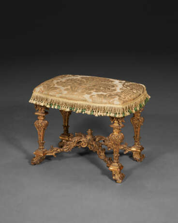 A PAIR OF NORTH ITALIAN GILTWOOD TABOURETS - photo 2