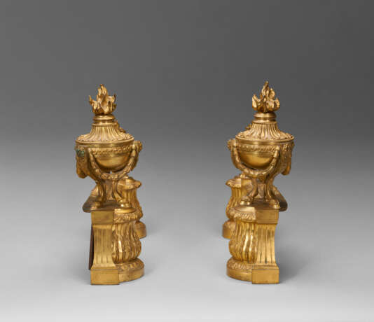 A PAIR OF FRENCH ORMOLU CHENETS - фото 4