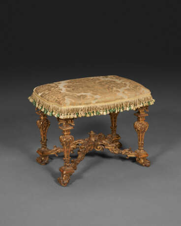 A PAIR OF NORTH ITALIAN GILTWOOD TABOURETS - photo 3