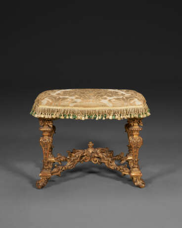 A PAIR OF NORTH ITALIAN GILTWOOD TABOURETS - фото 4
