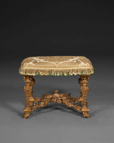 A PAIR OF NORTH ITALIAN GILTWOOD TABOURETS - photo 5