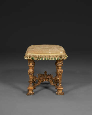 A PAIR OF NORTH ITALIAN GILTWOOD TABOURETS - Foto 6