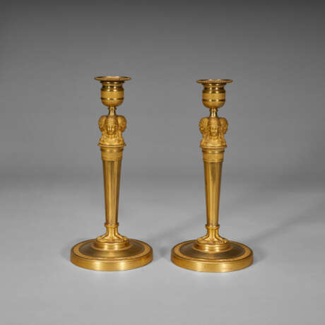 A PAIR OF CONSULAT ORMOLU CANDLESTICKS - photo 2