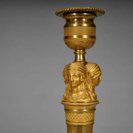 A PAIR OF CONSULAT ORMOLU CANDLESTICKS - фото 3