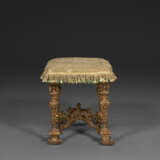 A PAIR OF NORTH ITALIAN GILTWOOD TABOURETS - Foto 7