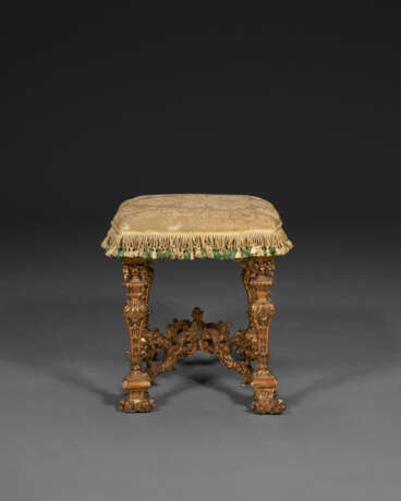 A PAIR OF NORTH ITALIAN GILTWOOD TABOURETS - фото 7