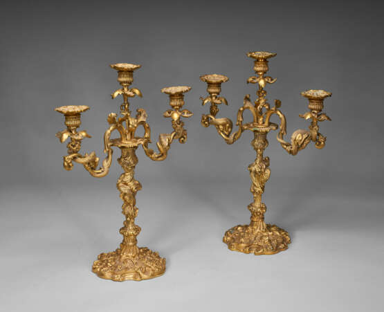 A PAIR OF WILLIAM IV ORMOLU THREE-LIGHT CANDELABRA - фото 1