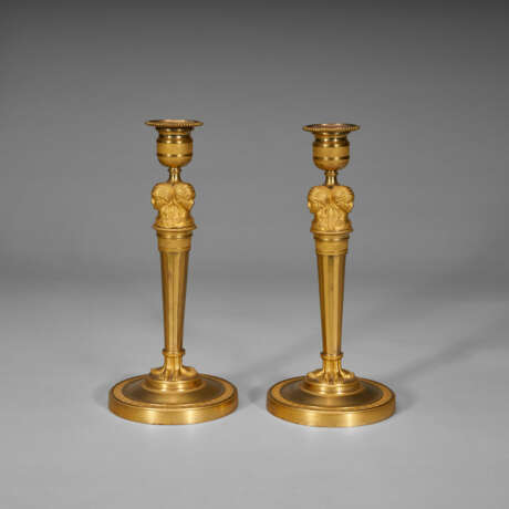 A PAIR OF CONSULAT ORMOLU CANDLESTICKS - photo 5