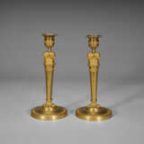 A PAIR OF CONSULAT ORMOLU CANDLESTICKS - фото 5