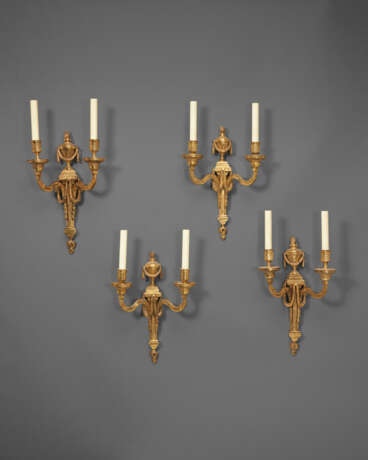 TWO PAIRS OF LATE LOUIS XV ORMOLU TWO-BRANCH WALL-LIGHTS - Foto 1