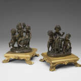 A PAIR OF BRONZE GROUPS OF PUTTI - Foto 1