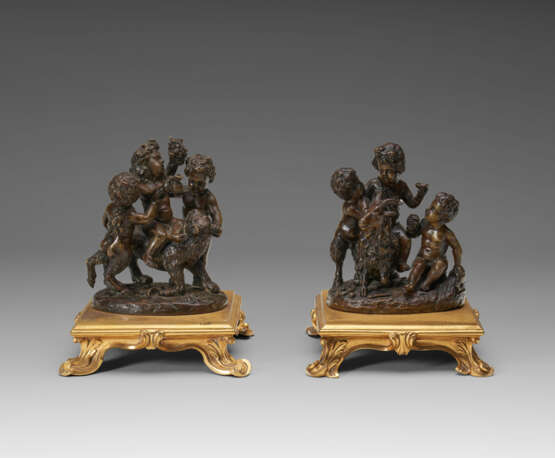 A PAIR OF BRONZE GROUPS OF PUTTI - фото 2