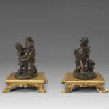 A PAIR OF BRONZE GROUPS OF PUTTI - Foto 3