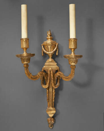 TWO PAIRS OF LATE LOUIS XV ORMOLU TWO-BRANCH WALL-LIGHTS - Foto 4