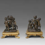 A PAIR OF BRONZE GROUPS OF PUTTI - Foto 4