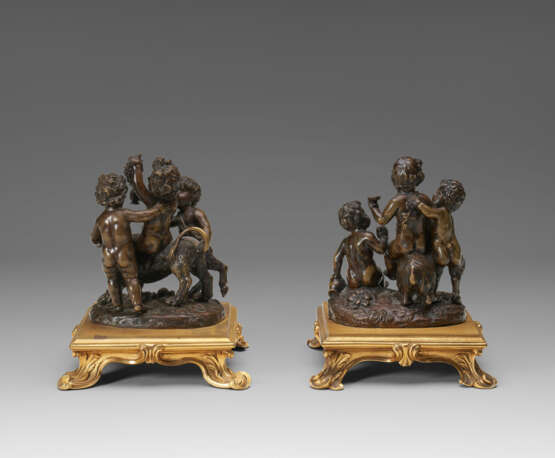 A PAIR OF BRONZE GROUPS OF PUTTI - фото 4