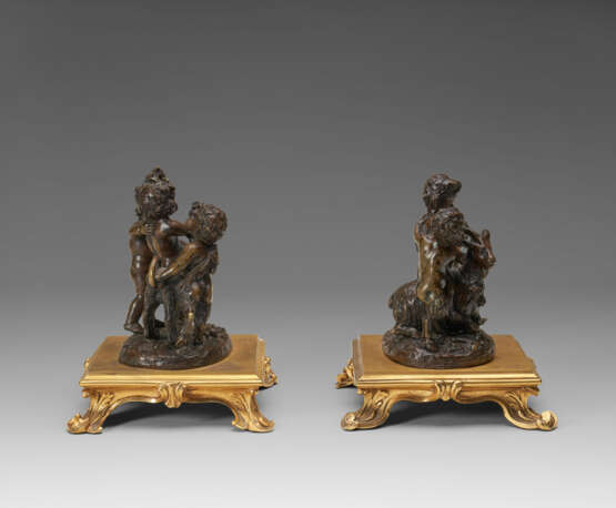 A PAIR OF BRONZE GROUPS OF PUTTI - Foto 5