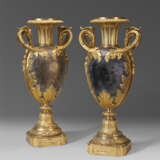 A PAIR OF FRENCH ORMOLU AND SILVERED METAL VASES - Foto 1