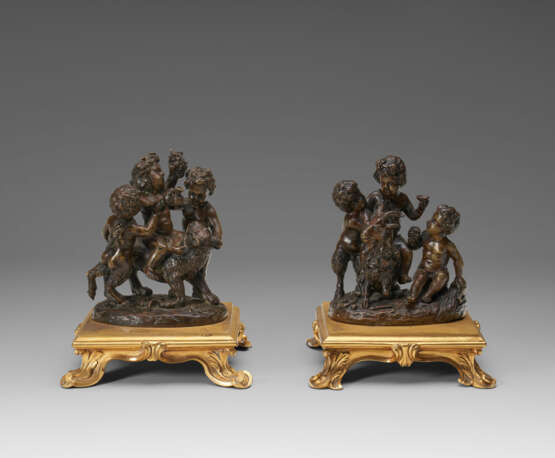 A PAIR OF BRONZE GROUPS OF PUTTI - Foto 6