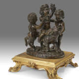 A PAIR OF BRONZE GROUPS OF PUTTI - Foto 8