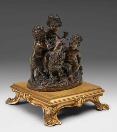A PAIR OF BRONZE GROUPS OF PUTTI - фото 10